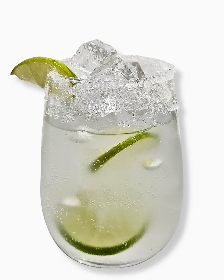 Bebida clara servida con hielo y limón