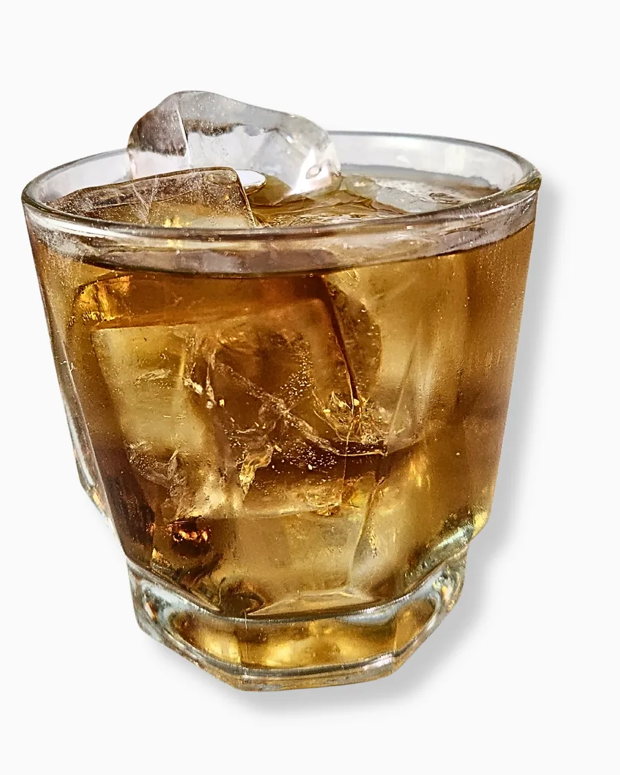 Bebida en vaso bajo servida con cubos de hielo